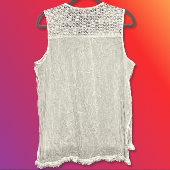 SLEEVELESS, white crinkle gauze/crocheted. Fringe/raw hem, keyhole neck. Large - Picture 3 of 8